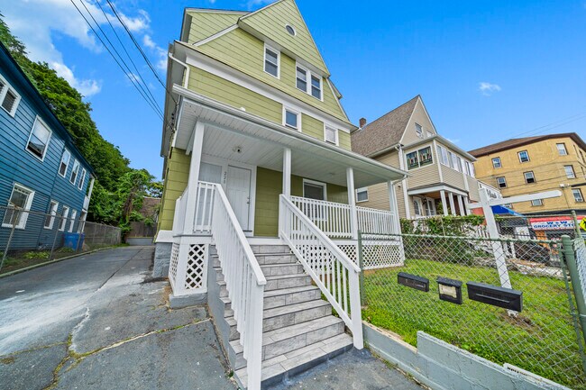220 Hillside Ave in Waterbury, CT - Building Photo - Building Photo