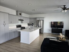 3033 N Creekside St in Visalia, CA - Building Photo - Building Photo