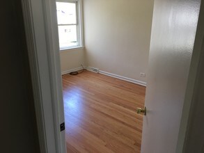 5501 W Dakin St, Unit First floor in Chicago, IL - Building Photo - Building Photo
