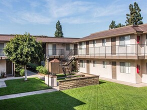 Orange Grove in Garden Grove, CA - Foto de edificio - Building Photo