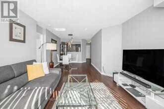 335 Webb Dr in Mississauga, ON - Building Photo - Building Photo