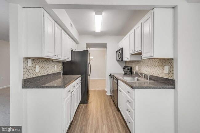 7806 Hanover Pkwy in Greenbelt, MD - Foto de edificio - Building Photo