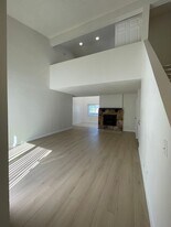 13347 Victory Blvd in Los Angeles, CA - Building Photo