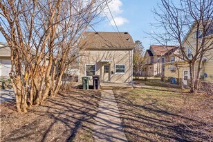 309 W 10th St in Cedar Falls, IA - Building Photo