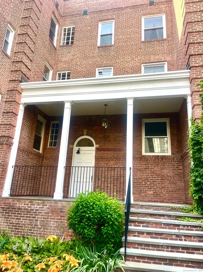 70 Strawberry Hill Ave in Stamford, CT - Foto de edificio - Building Photo