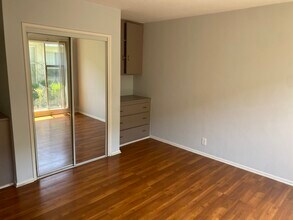 421 E Cedar Ave in Burbank, CA - Building Photo - Building Photo