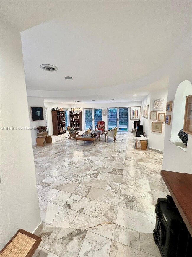 52 Shore Dr W in Miami, FL - Building Photo - Building Photo