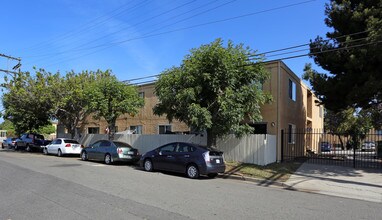 Brooks Apartments in Oceanside, CA - Building Photo - Building Photo