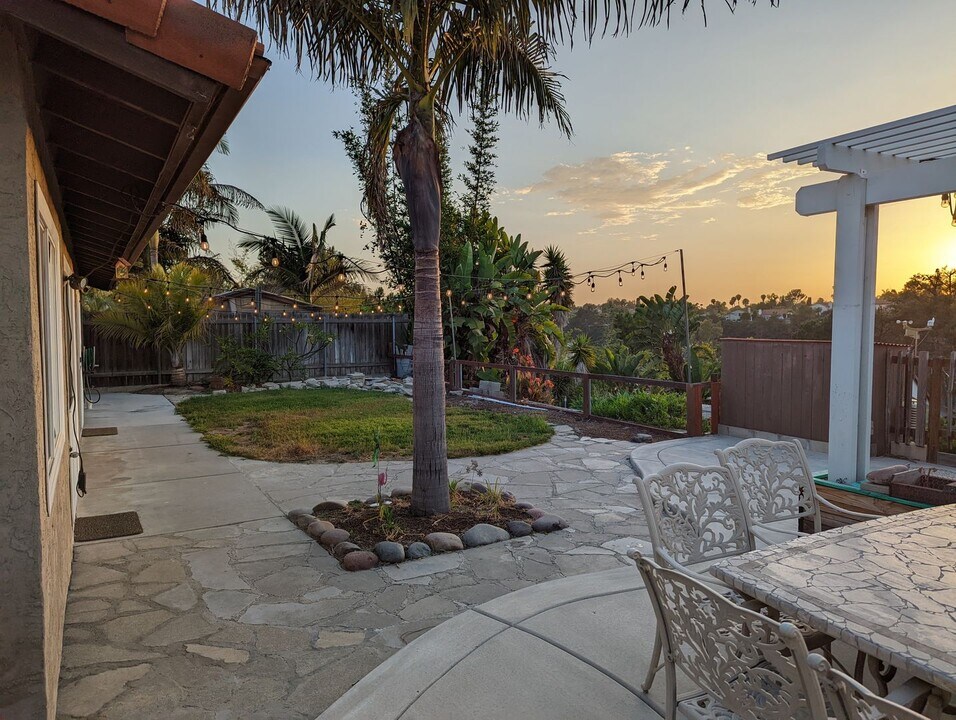 1615 Quiet Hills Dr in Oceanside, CA - Building Photo