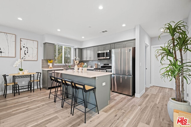 1126 Magnolia Ave in Los Angeles, CA - Building Photo - Building Photo