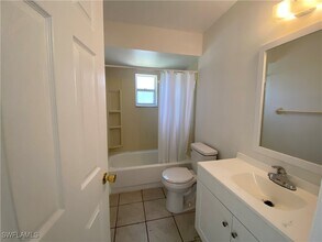 3225 SW Santa Barbara Pl in Cape Coral, FL - Foto de edificio - Building Photo
