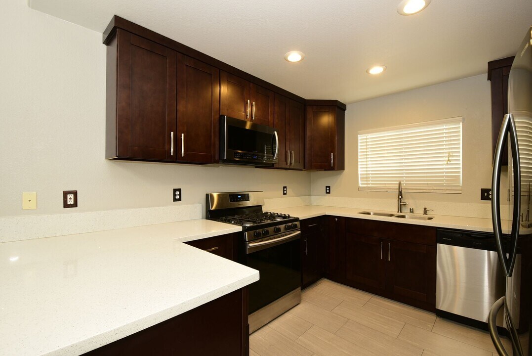 10524 Autumn Pine Ave in Las Vegas, NV - Building Photo