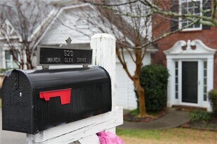 620 Manor Glen Dr in Suwanee, GA - Building Photo