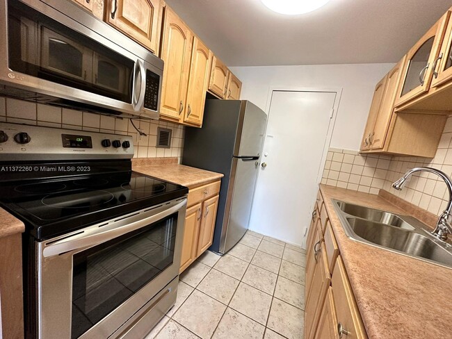 900 NE 18th Ave, Unit 207 in Fort Lauderdale, FL - Foto de edificio - Building Photo
