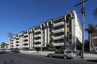 B & B Apartments in Los Angeles, CA - Foto de edificio - Building Photo