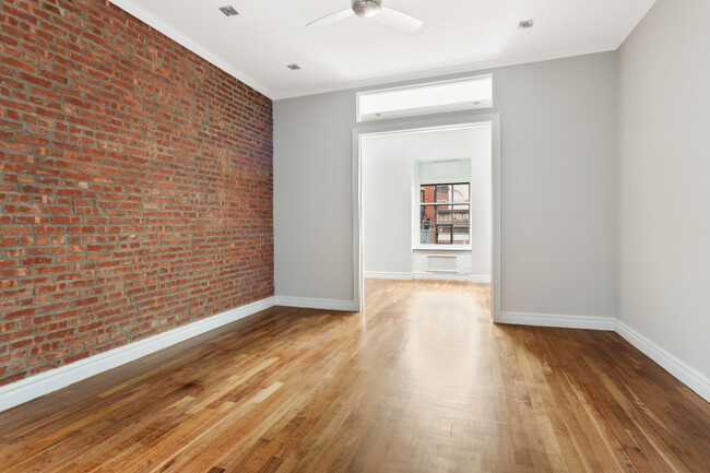 7 E 75th St in New York, NY - Building Photo - Building Photo