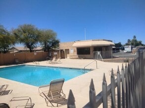 11640 N 51st Ave, Unit 205 in Glendale, AZ - Foto de edificio - Building Photo