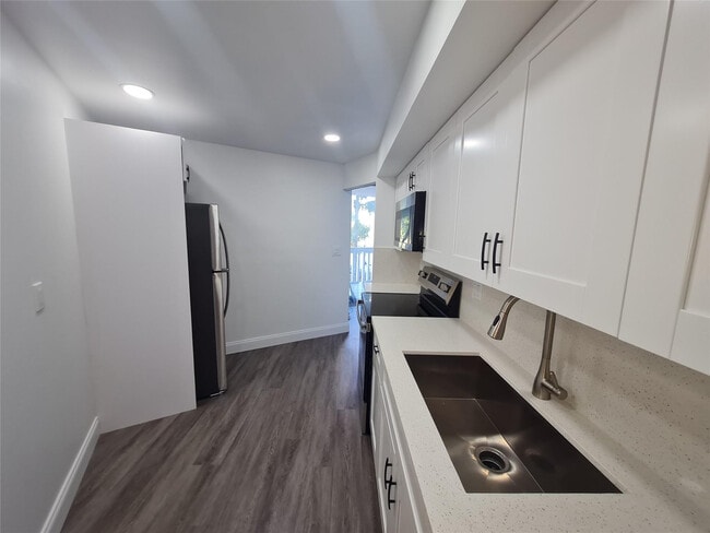 6911 Environ Blvd in Lauderhill, FL - Building Photo - Building Photo