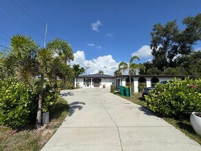 1663 Birchcrest Blvd in Port Charlotte, FL - Foto de edificio - Building Photo