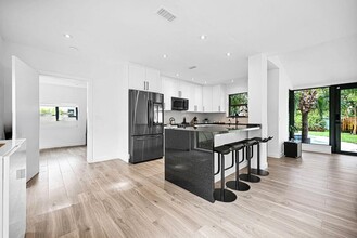 53 NE 106th St in Miami Shores, FL - Foto de edificio - Building Photo