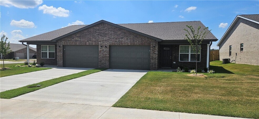 6807 NW Trevy St in Bentonville, AR - Building Photo