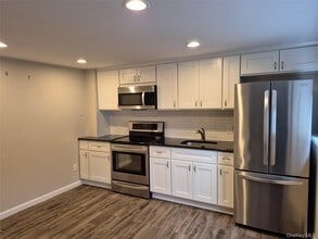 979 Mark Dr in North Bellmore, NY - Building Photo - Building Photo