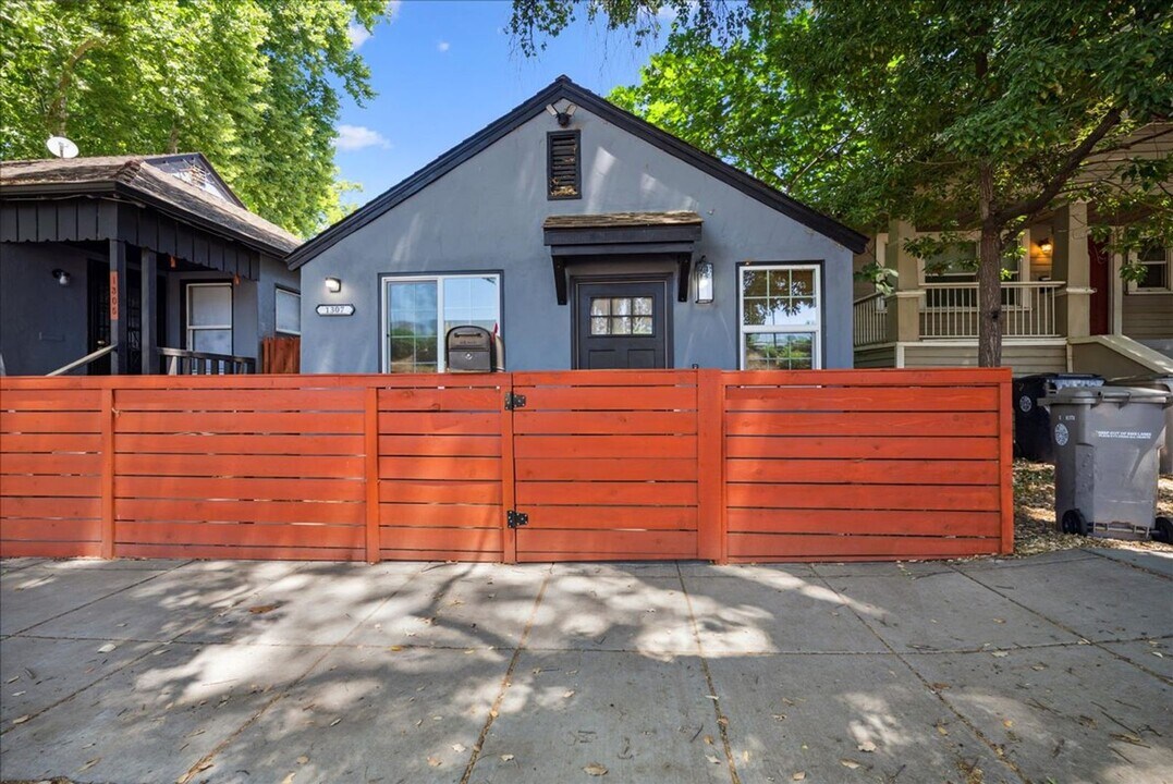 1305 W St in Sacramento, CA - Building Photo