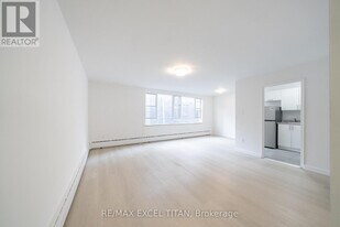 77 Erskine Ave in Toronto, ON - Building Photo