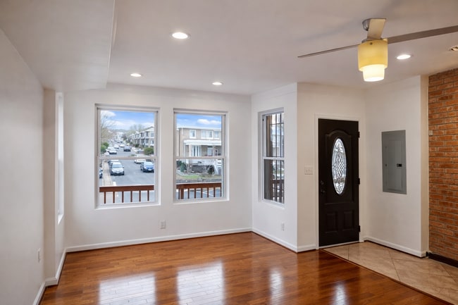 1933 4th St NE in Washington, DC - Foto de edificio - Building Photo