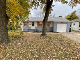 304 E Kerr Dr in Midwest City, OK - Building Photo