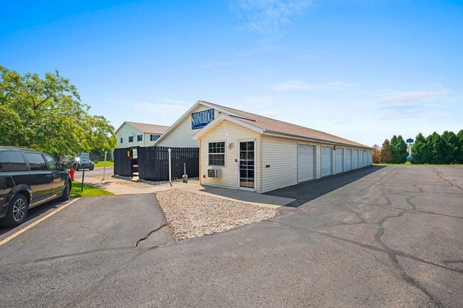 Stoneridge Apartments in Beaver Dam, WI - Building Photo - Building Photo