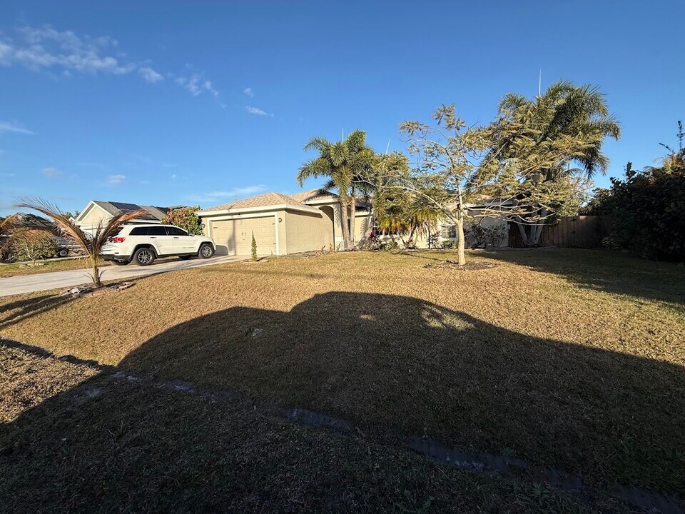 3647 SW Ballweg St in Port St. Lucie, FL - Building Photo