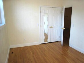 324 Saint Paul St, Unit 4 in Brookline, MA - Foto de edificio - Building Photo