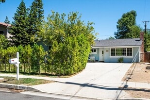 8846 Laramie Ave in Winnetka, CA - Building Photo