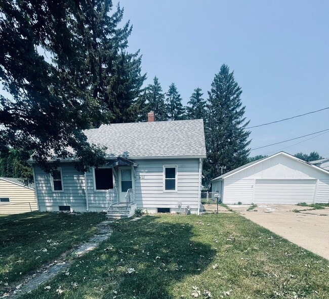 1425 E Ridgeway Ave in Waterloo, IA - Building Photo - Building Photo