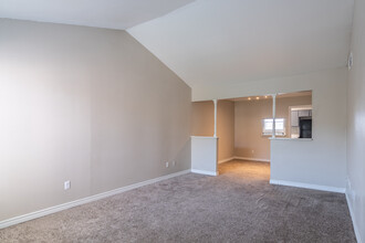 Aero on Upper Bay Apartments in Houston, TX - Building Photo - Interior Photo