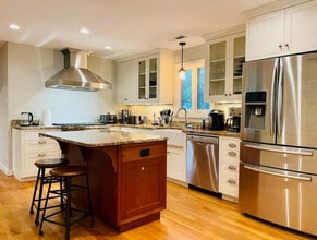 501 E Poplar Ave in Carrboro, NC - Building Photo - Building Photo