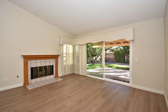 1996 Stonecrest Ct in Vista, CA - Building Photo - Building Photo