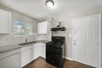 13 13th St N in Texas City, TX - Building Photo - Building Photo