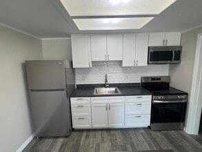 Sunrise Apartments in Titusville, FL - Foto de edificio - Building Photo