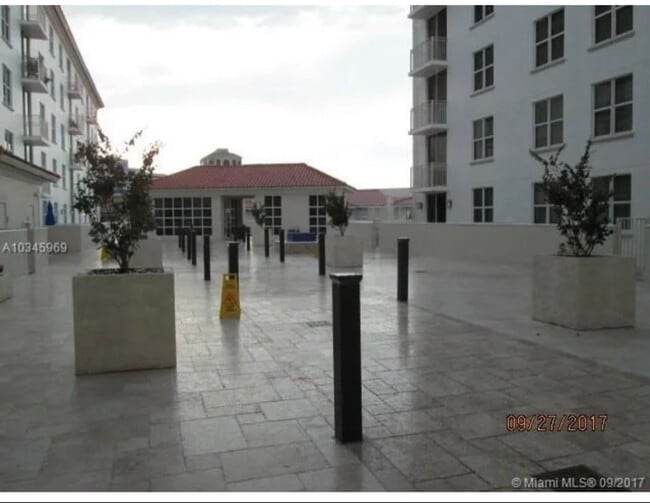 2030 Douglas Rd in Miami, FL - Foto de edificio - Building Photo