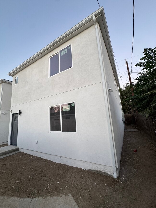 8530 Penfield Ave in Winnetka, CA - Foto de edificio - Building Photo