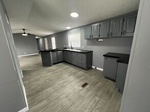 750 Silent Valley Rd in Lockhart, TX - Foto de edificio - Building Photo