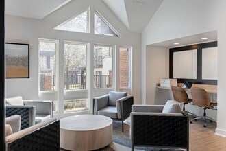 Avia Apartments on College Blvd in Overland Park, KS - Building Photo - Building Photo