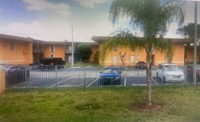 9449 SW 76th St in Miami, FL - Building Photo - Building Photo