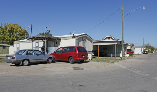 Pecan Mobile Home Park in Austin, TX - Foto de edificio - Building Photo