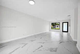 100 SW 7th St in Hallandale Beach, FL - Building Photo - Building Photo