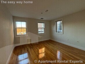 1110 Massachusetts Ave, Unit 3 in Cambridge, MA - Building Photo - Building Photo