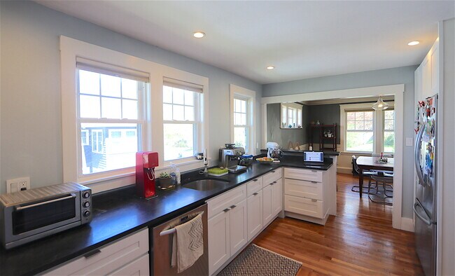 47 Lewis St in Newton, MA - Foto de edificio - Building Photo