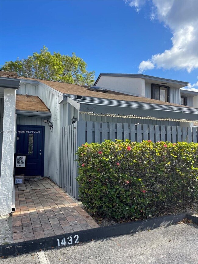 1432 S Gabriel St in Hollywood, FL - Building Photo - Building Photo